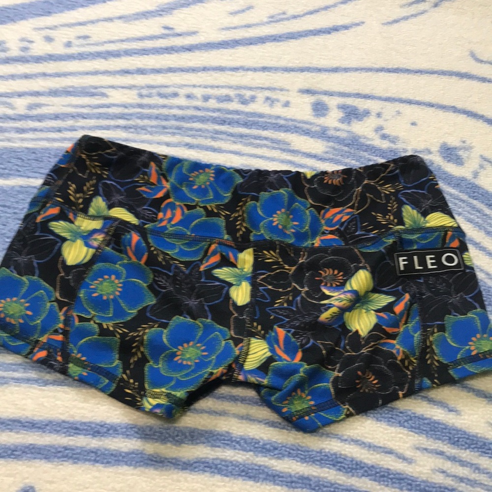 Fleo Black Petal